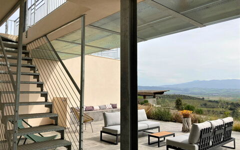 Villa Ombrone: Sol, Composite, Mobilier De Jardin, Faisceau, Porche, Ombre, Matériau Naturel, Balcon, Béton, Structure En Plein Air