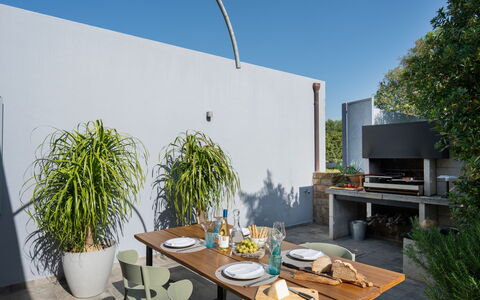 Villa Ombrone: Meubles, Mobilier De Jardin, Table, Chaise, Pot De Fleur, Tableau De Plein Air, Table Cuisine Et Salle A Manger, Ombre, Plante D'Appartement, Jardin