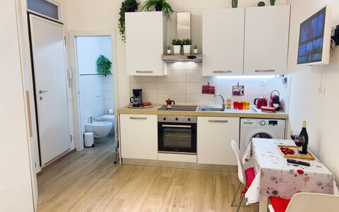 Studio Piccolo al Verticale - Levanto: Appareil De Cuisine, Cuisine, Meubles, Sol, Comptoir, Principaux Appliance, Design Intérieur, Sol, Bois, Cabinetry