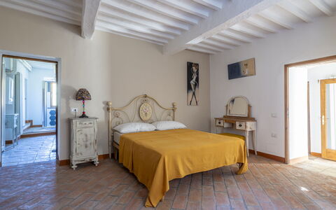 House in Sassa, Historic Tuscany Village, View: Meubles, Mur, Chambre, Lit, Sol, Design Intérieur, Sol, Bois, Pièce, Drap De Lit