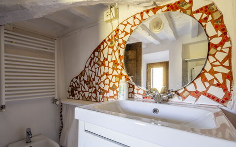 House in Sassa, Historic Tuscany Village, View: Luminaire Plomberie, Plomberie, Robinet, Salle De Bains, Miroir, Tuile