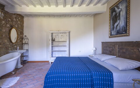 House in Sassa, Historic Tuscany Village, View: Meubles, Mur, Chambre, Sol, Sol, Lit, Domicile, Cadre De Lit, Literie, Chaise