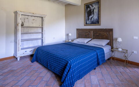 House in Sassa, Historic Tuscany Village, View: Meubles, Lit, Chambre, Mur, Sol, Sol, Bois, Literie, Drap De Lit, Design Intérieur