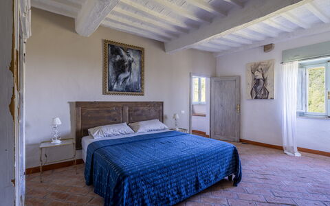 House in Sassa, Historic Tuscany Village, View: Lit, Meubles, Chambre, Literie, Drap De Lit, Mur, Sol, Bois, Sol, Design Intérieur