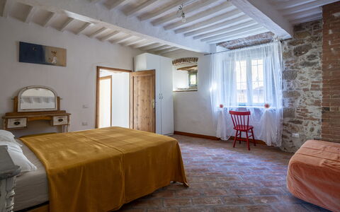 House in Sassa, Historic Tuscany Village, View: Meubles, Mur, Chambre, Lit, Bois, Sol, Design Intérieur, Plafond, Drap De Lit, Sol