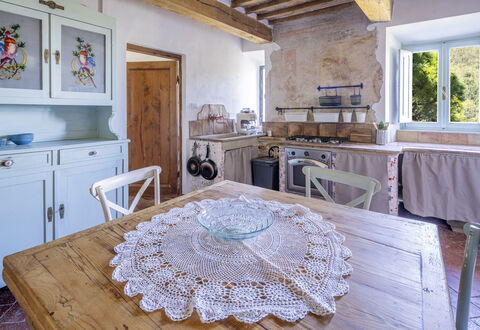 House in Sassa, Historic Tuscany Village, View: Meubles, Design Intérieur, Sol, Bois, Table, Chaise, Sol, Cuisine, Table Cuisine Et Salle A Manger, Pièce