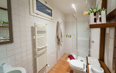 Le Loggine del Pignatello Apartment, Siena City: Sol, Sol, Design Intérieur, Luminaire Plomberie, Siège De Toilette, Salle De Bains, Toilette, Pièce, Plomberie, Robinet