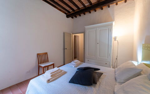 Le Loggine del Pignatello Apartment, Siena City: Lit, Chambre, Mur, Sol, Sol, Design Intérieur, Bois, Drap De Lit, Plafond, Meubles