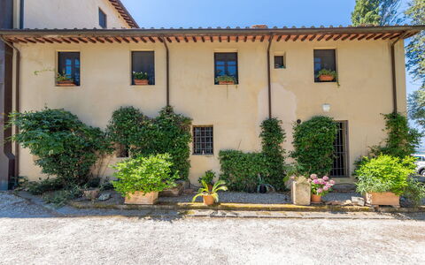 Palaia 629: Mur, Arbuste, Façade, Maison, Zone Résidentielle, Domicile, Porte, Établissements Humains, Jardin