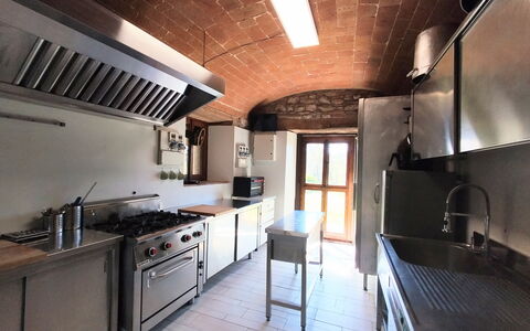 Villa Campo al Vento - Country Farm: Cuisine, Comptoir, Appareil De Cuisine, Cuisinière, Principaux Appliance, Éclairage, Plafond, Design Intérieur, Le Fourneau, Électroménager