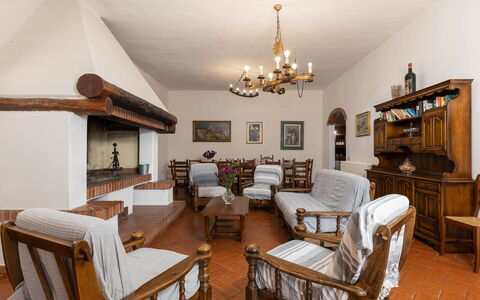 Il Leccio, Vinci, Private Pool and Tennis: Meubles, Design Intérieur, Sol, Bois, Plafond, Sol, Pièce, Canapé, Salon, Table