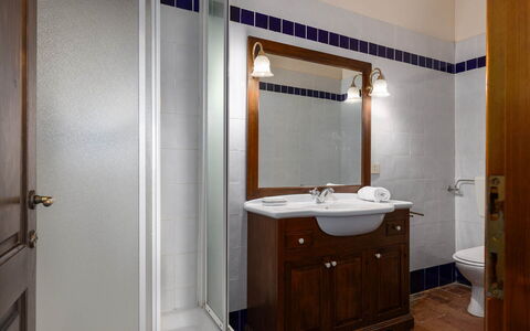 Il Leccio, Vinci, Private Pool and Tennis: Lavabo, Luminaire Plomberie, Évier, Salle De Bains, Miroir, Design Intérieur, Sol, Armoire De Toilette, Cabinetry, Robinet