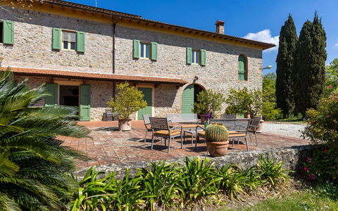 Il Leccio, Vinci, Private Pool and Tennis: Jardin, Brique, Aménagement Paysager, Ferme, Cour, Hacienda, Arrière-Cour, Villa, Cour