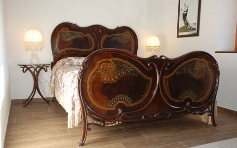 Casa Chimera: Tache De Bois, Dur, Parquet, Chambre, Antique, Cadre De Lit, Lampe, Lit, Literie
