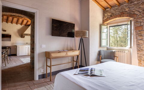 Maison Badia a Passignano: Mur, Meubles, Design Intérieur, Chambre, Domicile, Sol, Lit, Drap De Lit, Sol, Literie