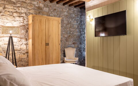 Maison Badia a Passignano: Meubles, Mur, Design Intérieur, Sol, Bois, Chambre, Sol, Lit, Textile, Éclairage