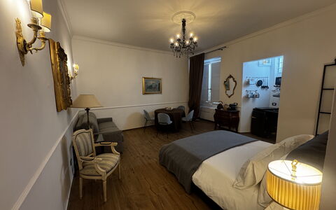 Maison D'Alice: Design Intérieur, Meubles, Chambre, Sol, Sol, Bois, Plafond, Lit, Drap De Lit, Pièce