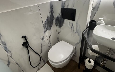 Maison D'Alice: Design Intérieur, Luminaire Plomberie, Sol, Plomberie, Salle De Bains, Toilette, Siège De Toilette, Tuile, Robinet, Miroir