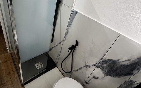 Maison D'Alice: Sol, Sol, Luminaire Plomberie, Plomberie, Tuile, Salle De Bains, Robinet, Toilette