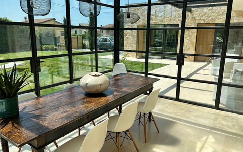 Villa Elena: Meubles, Bois, Design Intérieur, Table, Sol, Chaise, Table Cuisine Et Salle A Manger, Sol, Éclairage, Salle À Manger