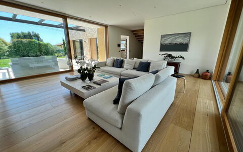 Villa Elena: Meubles, Sol, Design Intérieur, Canapé, Sol, Salon, Parquet, Bois, Domicile, Table