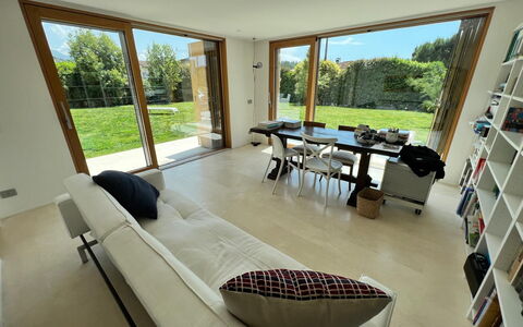 Villa Elena: Sol, Meubles, Design Intérieur, Sol, Bois, Canapé, Salon, Domicile, Éclairage, Pièce