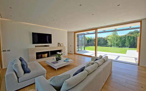 Villa Elena: Sol, Sol, Design Intérieur, Bois, Canapé, Salon, Plafond, Parquet, Pièce