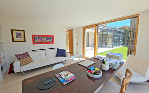 Villa Elena: Sol, Design Intérieur, Sol, Meubles, Bois, Plafond, Pièce, Canapé, Salon, Parquet