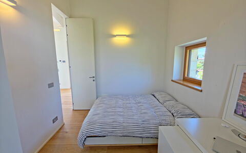 Villa Elena: Design Intérieur, Mur, Chambre, Sol, Bois, Lit, Sol, Plafond, Pièce, Éclairage