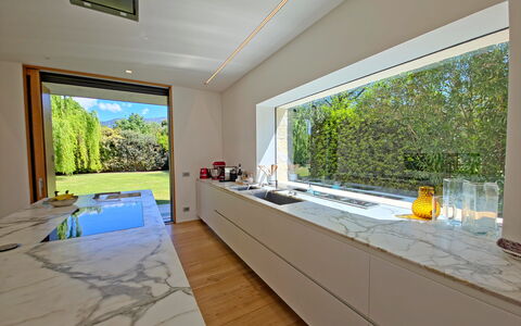 Villa Elena: Design Intérieur, Sol, Comptoir, Cuisine, Sol, Domicile, Plafond, Tuile, Matériau Naturel, Conception