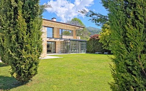 Villa Elena: Arbuste, Domicile, Jardin, Pelouse, Biens, Aménagement Paysager, Ombre, Cour, Villa