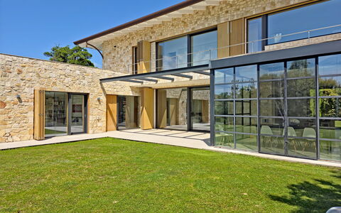 Villa Elena: Bâtiment, Domicile, Zone Résidentielle, Façade, Porte, Maison, Architecture, Biens, Chalet, Ferme