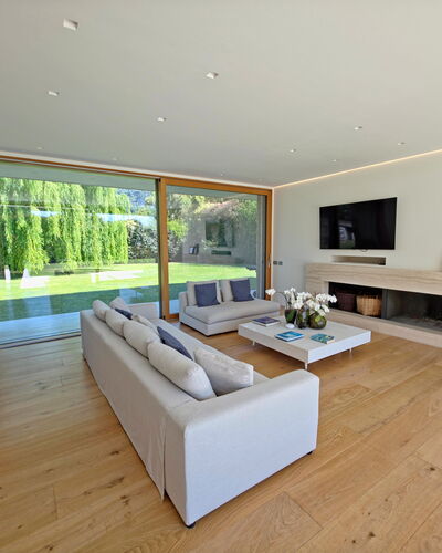 Villa Elena: Sol, Bois, Design Intérieur, Sol, Canapé, Meubles, Salon, Plafond, Parquet
