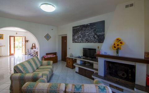 Gli Ulivi: Sol, Meubles, Sol, Design Intérieur, Plafond, Pièce, Salon, Canapé, Chaise