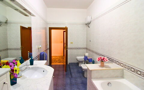 Gli Ulivi: Sol, Design Intérieur, Mur, Sol, Luminaire Plomberie, Lavabo, Évier, Robinet, Salle De Bains, Plomberie