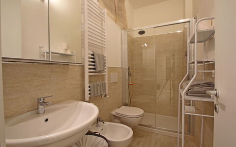 Il Centro: Design Intérieur, Sol, Sol, Pièce, Plafond, Appartement, Chaise, Toilette, Évier, Luminaire Plomberie