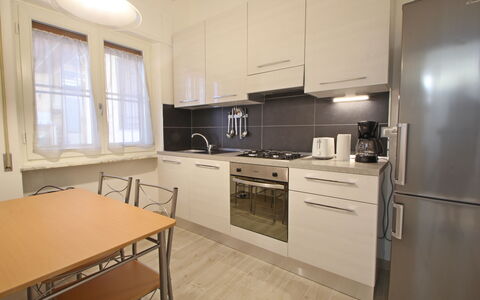 Il Centro: Appareil De Cuisine, Cuisine, Principaux Appliance, Comptoir, Cabinetry, Sol, Bois, Meubles, Design Intérieur, Sol