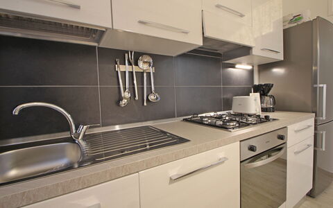 Il Centro: Cuisine, Appareil De Cuisine, Comptoir, Principaux Appliance, Cuisinière, Cabinetry, Evier, Le Fourneau, Gaz Poele, Électroménager