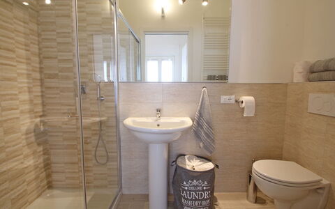 Il Centro: Salle De Bains, Sol, Sol, Luminaire Plomberie, Lavabo, Design Intérieur, Évier, Toilette, Robinet, Plomberie