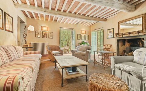 La Sorgente: Meubles, Mur, Bois, Canapé, Design Intérieur, Salon, Domicile, Chaise, Table