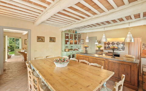 La Sorgente: Meubles, Design Intérieur, Mur, Sol, Bois, Chaise, Table, Plafond, Salle À Manger, Table Cuisine Et Salle A Manger