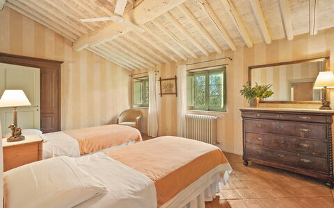 La Sorgente: Lit, Meubles, Literie, Chambre, Design Intérieur, Drap De Lit, Bois, Sol, Plafond, Linge