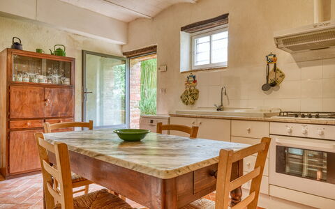Villa the Horses: Meubles, Design Intérieur, Sol, Bois, Cabinetry, Cuisine, Comptoir, Sol, Plafond, Pièce