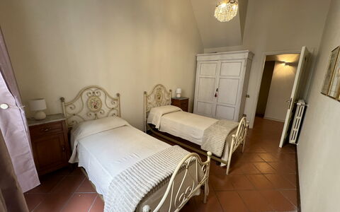 Alla Torre: Sol, Sol, Bois, Design Intérieur, Meubles, Chambre, Lit, Plafond, Pièce, Cadre De Lit