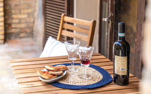 La Terrazza nel Borgo: Meubles, Vaisselle, Table, Drinkware, Serveware, Aliments, Vaisselle, Assiette, Chaise, Nappe De Table