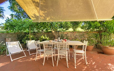 Lucia e Francesco: Meubles, Table, Chaise, Mobilier De Jardin, Table Cuisine Et Salle A Manger, Tableau De Plein Air, Ombre, Pot De Fleur, Jardin, Structure En Plein Air