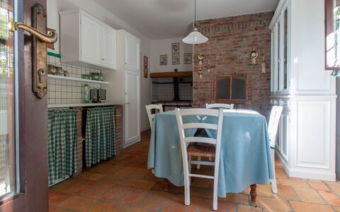 House in the Woods, Pool and Relax in Umbria: Meubles, Sol, Design Intérieur, Bois, Cuisine, Sol, Plafond, Comptoir, Chaise, Pièce