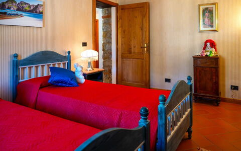 Villa la Guardiola: Meubles, Chambre, Lit, Design Intérieur, Bois, Drap De Lit, Literie, Textile, Pièce, Sol