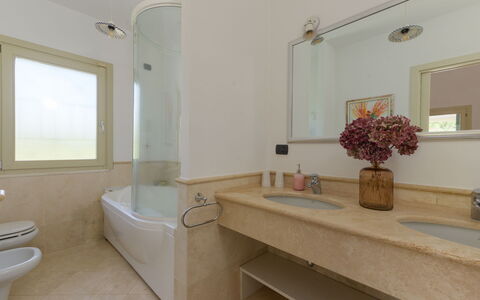 La Sorgente: Salle De Bains, Luminaire Plomberie, Mur, Lavabo, Sol, Design Intérieur, Sol, Évier, Robinet, Baignoire