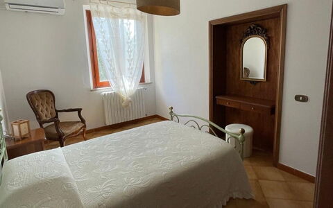 Villa i Fiori: Bois, Sol, Sol, Meubles, Design Intérieur, Lit, Chambre, Drap De Lit, Éclairage, Pièce